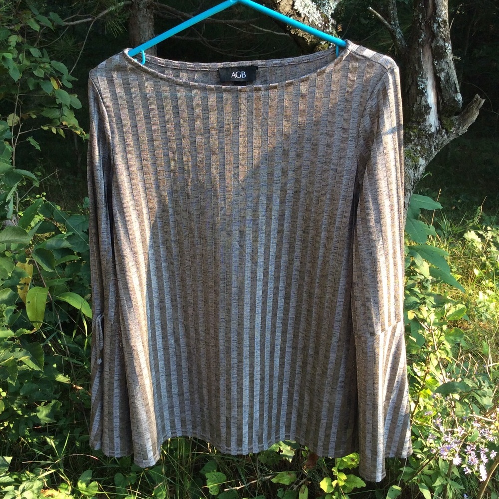 Like new AGB bell sleeve with ties gray silver top